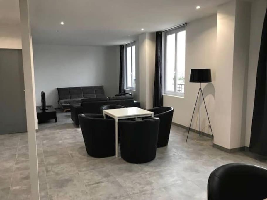 Appartement 10 Pers Face Gare Sncf Appart Hotel Le Cygne A Bourges Buitenkant foto